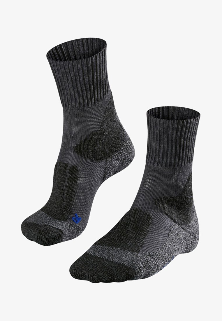 Chaussettes noires avec des bordures côtelées et des zones de talon et d'orteil renforcées. Présentent un logo bleu sur une chaussette. Fabriquées en tissu texturé pour plus de durabilité.