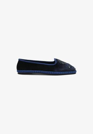 Scarpa bassa slip-on in velluto blu navy con decorazione floreale di perline sulla punta e bordino e suola blu coordinati.
