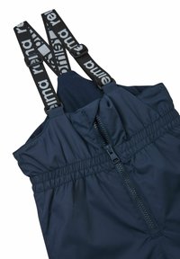 Pettorina impermeabile blu navy con zip frontale, vita elastica e bretelle nere regolabili con branding bianco.