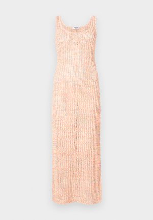 Vestido de punto de jersey en rosa pastel con motas multicolores. Presenta un escote redondeado y una silueta ajustada hasta el suelo.