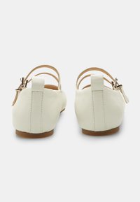 Bata Ballerinat nilkkaremmillä - bianco
