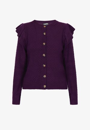 Fialový pletený sveter s textúrovaným vzorom, ktorý má rad okrúhlych gombíkov a volánové akcenty na pleciach.