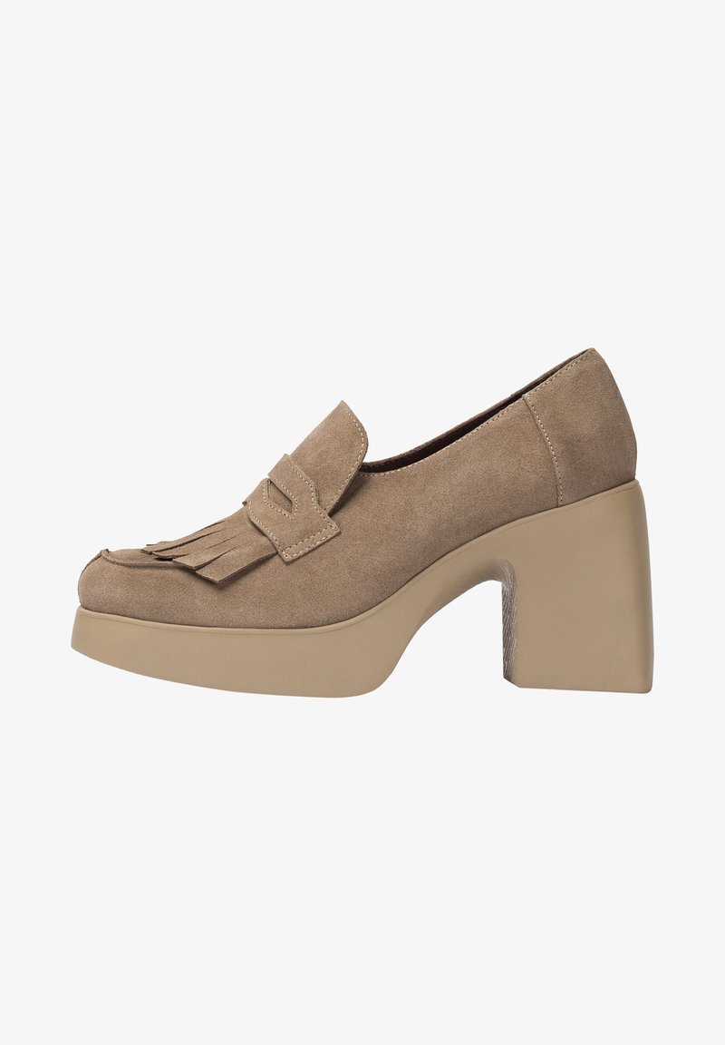 Mocassin en daim beige avec détail à franges et talon bloc épais, conçu pour la mode et le confort des femmes.