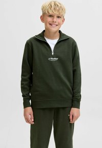 Mörkgrön zip-up sweatshirt med en vit logo på bröstet, tillverkad av mjukt material. Har ribbade ärmslut och en hög krage.