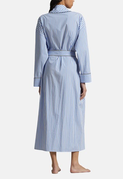 Μακρύ ρόμπα με μπλε και λευκές ρίγες, γιακά, ζώνη στη μέση και μακριά μανίκια, κατασκευασμένη από ελαφρύ ύφασμα με ομαλή υφή.
