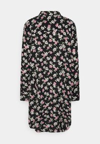 Camicia nera a fiori con maniche lunghe, caratterizzata da piccoli fiori rosa e bianchi su un motivo di steli verdi. Orlo arrotondato e colletto.