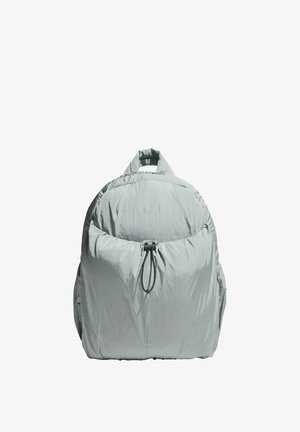 Lichtgrijze rugzak met een zachte, pluche textuur, afgeronde vorm, bovenhandvat en verstelbare trekkoordsluiting. Eenvoudig, minimalistisch ontwerp.