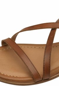 Sandale en cuir marron avec de fines lanières entrecroisées, semelle intérieure rembourrée marron et semelle légère marron. Texture lisse avec des accents cousus.