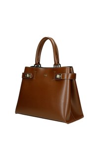 Hnědá kožená kabelka se strukturovaným tvarem, dvěma držadly, zlatými kovovými akcenty a dekorativními sponami na přední straně.