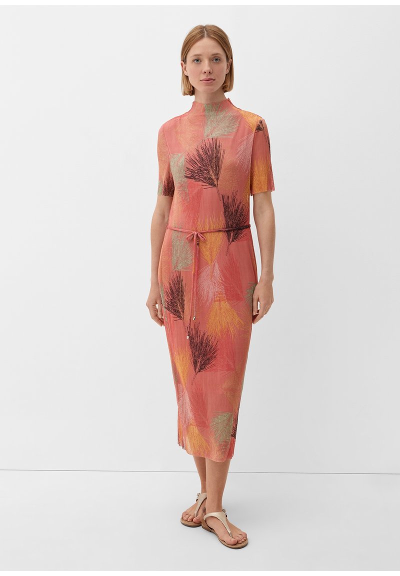 Vestido maxi de mangas cortas, con una base rosa que presenta patrones abstractos de hojas en verde, naranja y negro, y un detalle de cintura ajustable.