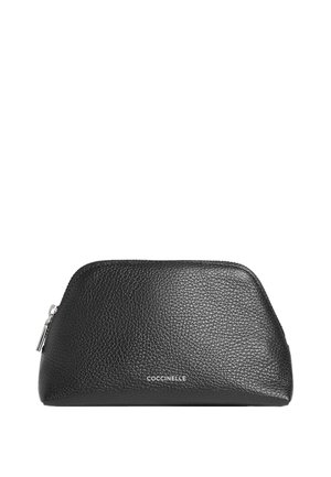 Pochette en cuir noir avec une finition texturée, de forme arrondie et fermeture éclair en argent. Présente un logo en relief discret à l'avant.