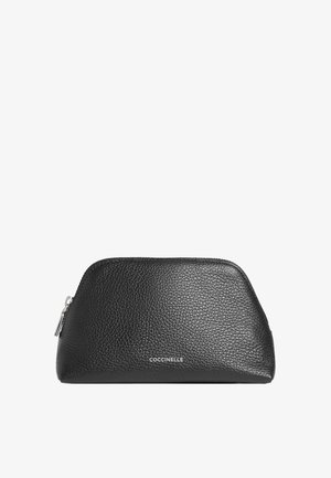 Schwarze Lederhülle mit strukturierter Oberfläche, runder Form und silbernem Reißverschluss. Verfügt über ein dezentes, geprägtes Logo auf der Vorderseite.