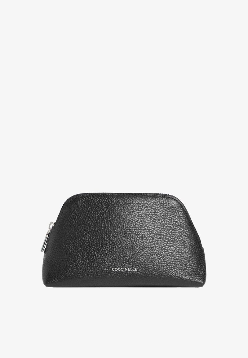 Zwarte leren etui met een gestructureerde afwerking, afgeronde vorm en zilveren rits. Heeft een subtiele geperste logo aan de voorkant.
