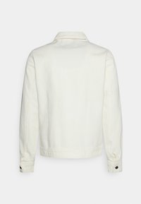 Giacca in denim bianco con colletto classico, maniche lunghe e polsini con bottoni. Il retro ha un design semplice e senza decorazioni, con orlo dritto.
