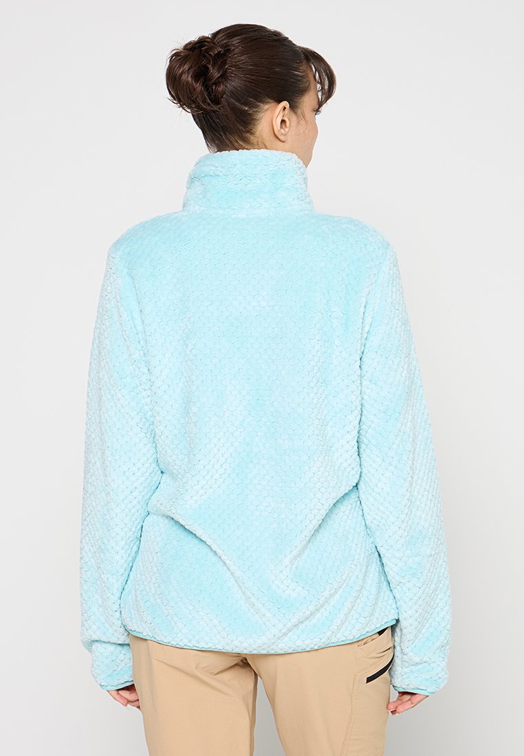 Pull en polaire bleu clair avec un col haut, un motif texturé, une coupe décontractée et des manches longues. Aucun système de fermeture ou ornement visible.