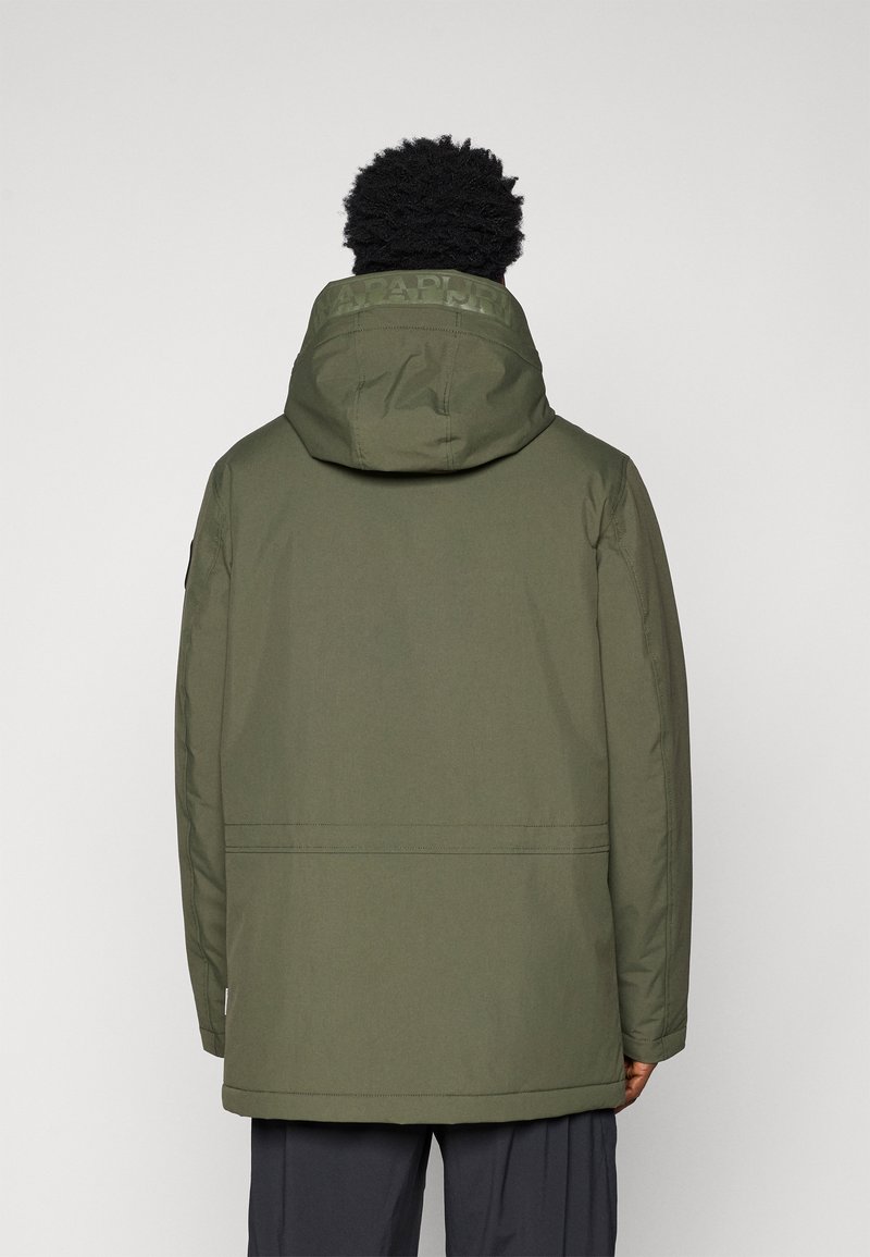 Veste isolante vert olive avec capuche, dotée d'un col texturé et d'une coupe droite. Design minimaliste sans logos visibles.