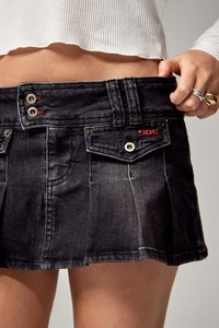 Juodas džinsinis mini sijonas su dviem mygtukais, priekinėmis kišenėmis ir vertikaliomis raukšlėmis. Būdingas raudonas siūlas ir matomas prekės ženklas ant juosmens.