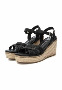 Sandalias de cuña negras con correas con recortes, una hebilla ajustable y una suela envuelta en yute para añadir textura y altura.