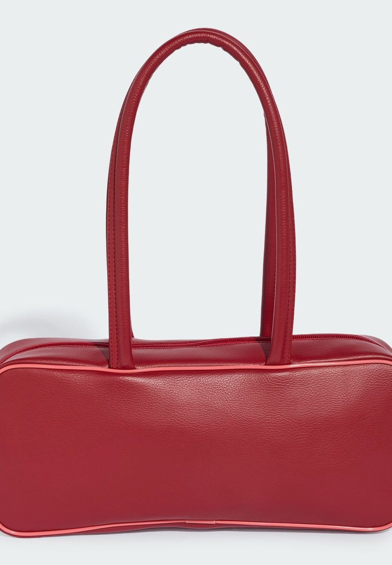 Borsa a mano rettangolare in pelle rossa con angoli arrotondati, manici doppi lunghi e chiusura con cerniera superiore su sfondo chiaro.