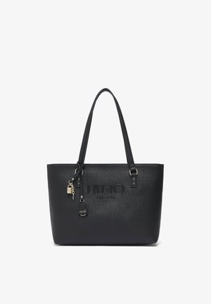 Sac cabas noir texturé avec double bandoulière, arborant un logo embossé, un pendentif avec une clé et des accents en métal doré.
