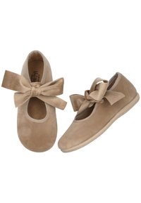 Bailarinas de ante beige con punta redonda, aberturas elásticas y grandes lazos a juego en la parte delantera. Diseño de suela suave y flexible.