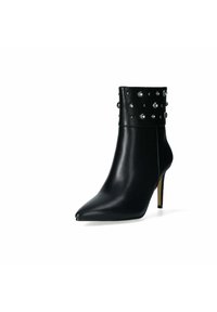 Stivali neri in pelle fino alla caviglia con punta appuntita, caratterizzati da un polsino borchiato e un alto tacco a stiletto. Texture liscia con accenti metallici.