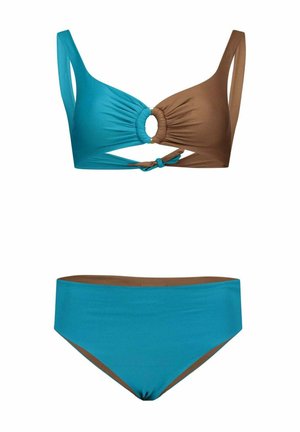 Ensemble bikini bicolore turquoise et marron, haut avec anneau central et détail de nœud, et culotte taille haute turquoise.