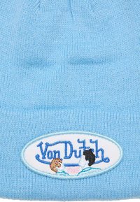 Beanie a maglia blu chiaro con un'etichetta ricamata bianca con "Von Dutch" e due volti illustrati. Texture morbida, design a tessitura stretta.