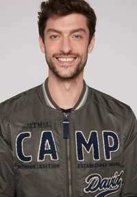 Camp David COLLEGE MIT LOGO - Bombera - medium khaki