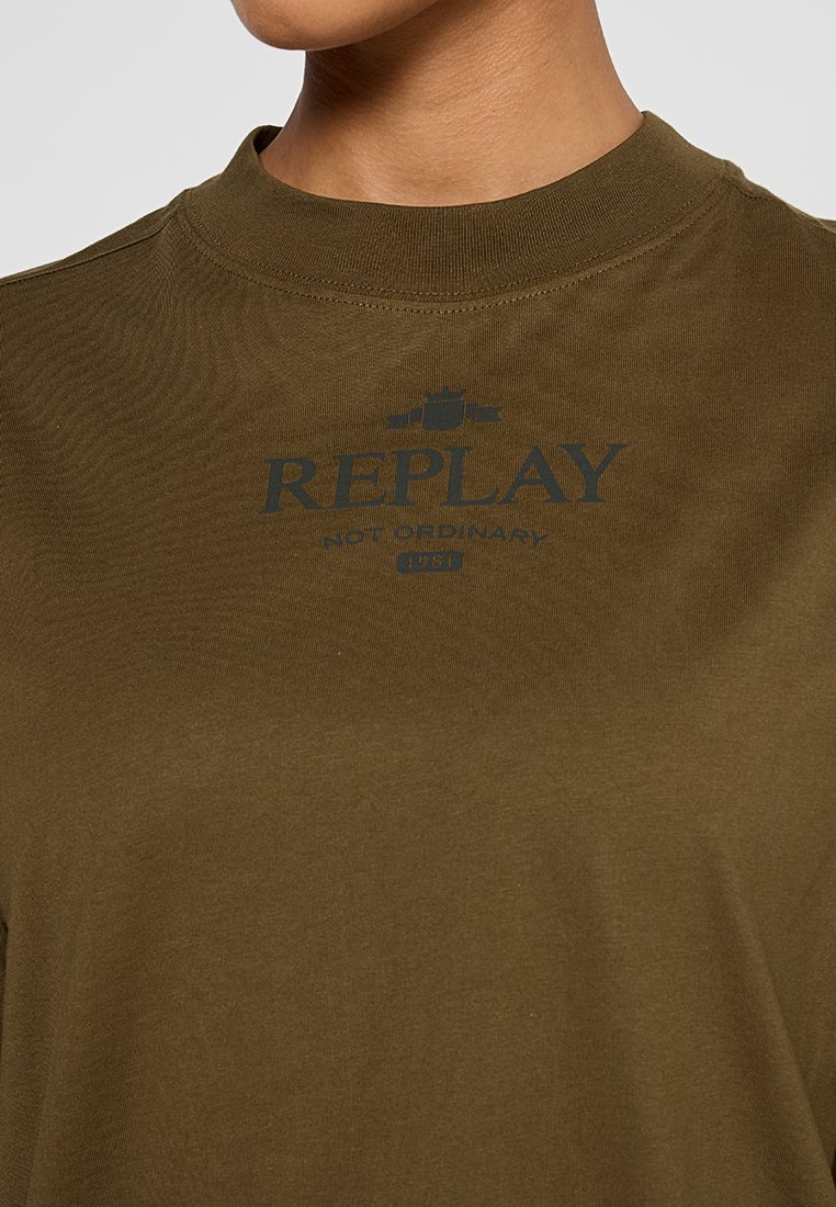 Olivgrünes Baumwoll-T-Shirt mit rundem Halsausschnitt und einem aufgedruckten Logo "REPLAY NOT ORDINARY" in dunklem Blau auf der Brust. Weicher Stoff.