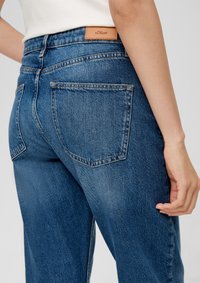 s.Oliver MIT WASCHUNG - Jeans fuselé - blau