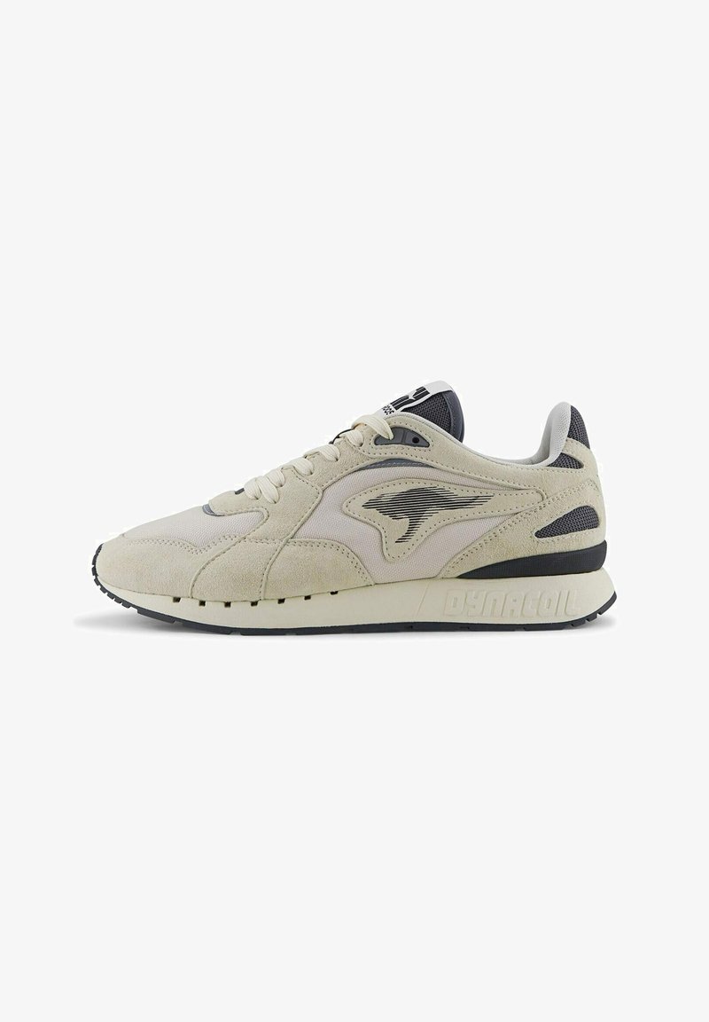 Scarpa sportiva beige chiaro realizzata in suede e materiale a rete, con suola nera, un logo prominente sul lato e un collare imbottito.