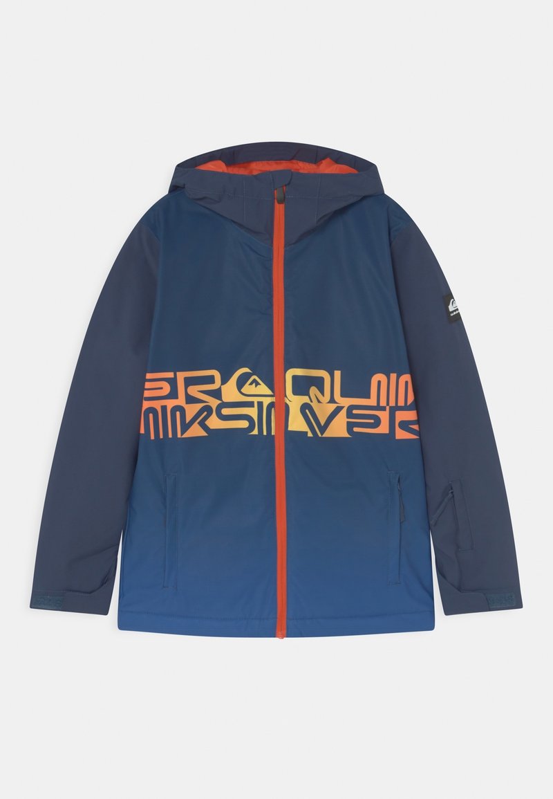 Giacca con cappuccio blu e navy con cerniera arancione e logo Quiksilver orizzontale arancione-giallo sul petto e sulle maniche.