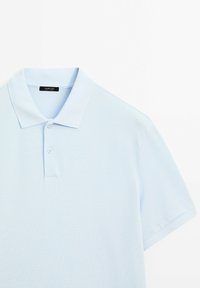Polo bleu clair à manches courtes avec col et deux boutons, posé à plat sur un fond blanc.