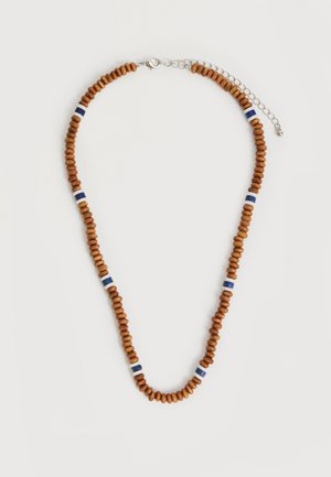 Collar con pequeñas cuentas redondas marrones y cuentas rectangulares azules y blancas espaciadas, con cierre de plata y cadena ajustable.