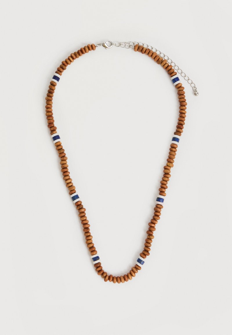 Κολιέ με μικρές στρογγυλές καφέ χάντρες και διάσπαρτες μπλε και λευκές ορθογώνιες χάντρες, με ασημένιο κούμπωμα και ρυθμιζόμενη αλυσίδα.