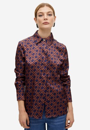 Camisa de manga larga de botones en color marino con un patrón repetido de logotipos naranjas. Presenta un cuello clásico y una textura satinado suave.