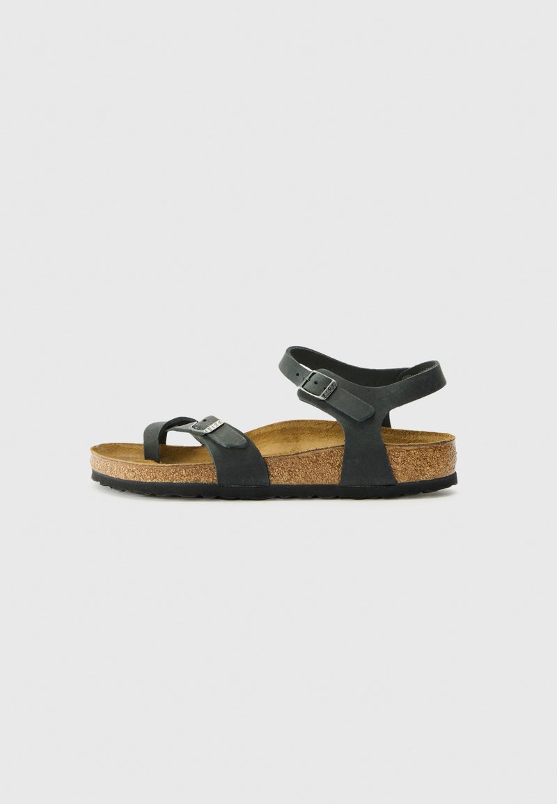 Schwarze Ledersandalen mit einem Korkfußbett, zwei verstellbaren Riemen und einer Schnallenapplikation. Sie verfügen über eine strukturierte Sohle für besseren Halt.