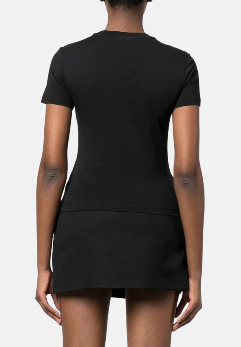 Schwarzes Kurzarm-T-Shirt mit Rundhalsausschnitt, ausgestattet mit einer eleganten, engen Silhouette, aus weichem Baumwollstoff gefertigt.