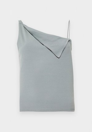 Γαλάζιο ασύμμετρο αμάνικο τοπ με έναν φαρδύ ώμο και ένα λεπτό λουράκι σπαγγέτι, με δίπλωμα υφάσματος στο φαρδύ λουράκι.