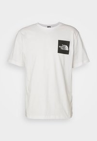Vit kortärmad T-shirt med en svart fyrkantig logotyp på vänster bröst som säger "The North Face."