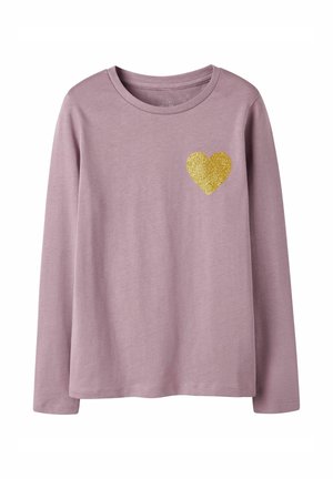 Langärmliges, hellrosa T-Shirt aus weichem Stoff mit einem goldenen Glitzerherz-Design auf der linken Brustseite.