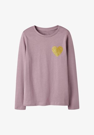 Langärmliges, hellrosa T-Shirt aus weichem Stoff mit einem goldenen Glitzerherz-Design auf der linken Brustseite.