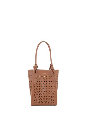 Bolso tote de cuero marrón con asas largas y patrones geométricos recortados en círculos y triángulos.