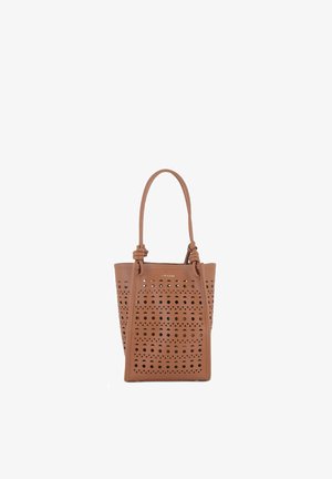 Bolso tote de cuero marrón con asas largas y patrones geométricos recortados en círculos y triángulos.
