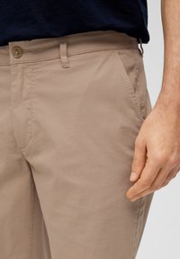 s.Oliver BERMUDA PHOENIX REGULAR FIT  TAILLE MI-HAUTE STRAIGHT LEG - Shorts - sandstein