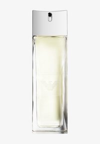 Høj, rektangulær glas parfume flaske med lys gul væske og sølv sprayhætte, med et subtilt præget logo på fronten.