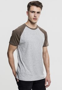 Urban Classics RAGLAN CONTRAST  - Printtipaita - light gray mottled/brown