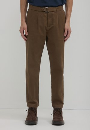 Brown pleated trousers with a fitted waist and a silver belt buckle, paired with brown lace-up shoes, featuring a smooth texture.