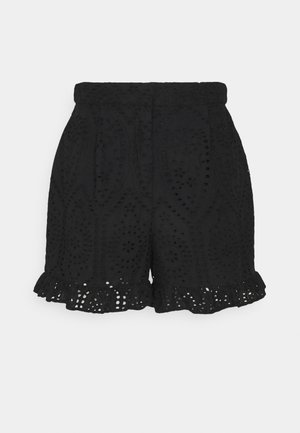 Pantalones cortos negros de talle alto con tela de encaje con ojales, dobladillo con volantes ondulados, y cintura con botón y elástico.